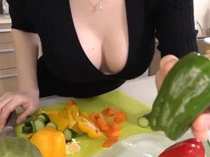 Con gái đang xem sếch tự sướng thì bố dượng trở về nhà