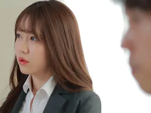 Con gái về nhà bất ngờ nhìn thấy bố dượng thủ dâm: “hãy để con giúp bố”