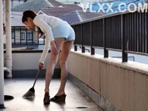 Trước nguy cơ bị quản lý sa thải, gã chồng đành nhìn người vợ bị quản lý nắc để cứu vãn