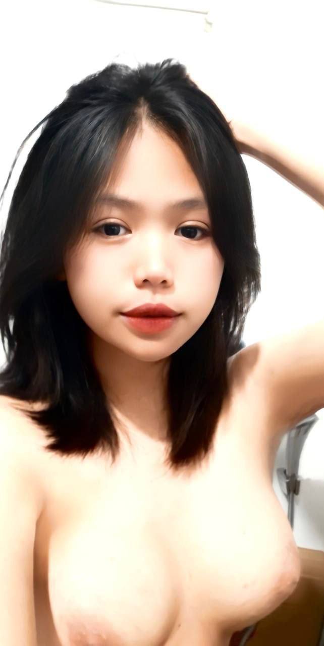 Em nhân viên chăm sóc chửa trị cho anh chàng mắc bệnh “không thể cương”