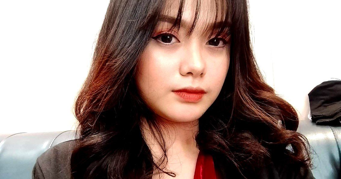 Cô gái xinh đẹp cởi đồ và chờ bạn chăm sóc cô ấy